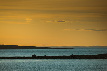 Zachód słońca nad Ytre Hvaler w gminie Ostfold w Norwegi © Dreamnordno