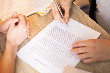 Civil servant receives a bribe for facilitating the signing of the contract