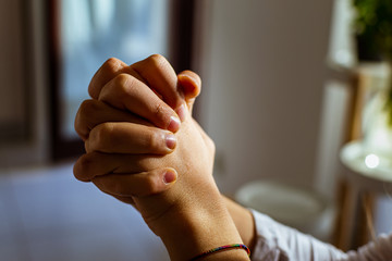 manos de niña mientras esta rezando
