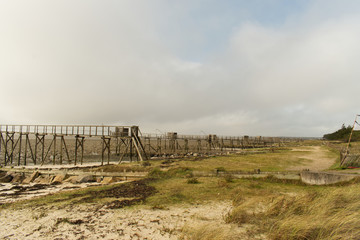 Fototapeta premium Les Moustiers en Retz en Loire atlantique pêche au carrelet au bout d'un ponton sur la côte et le rivage
