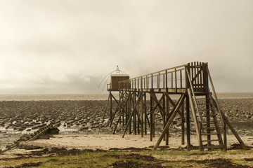 Fototapeta na wymiar Les Moustiers en Retz en Loire atlantique pêche au carrelet au bout d'un ponton sur la côte et le rivage