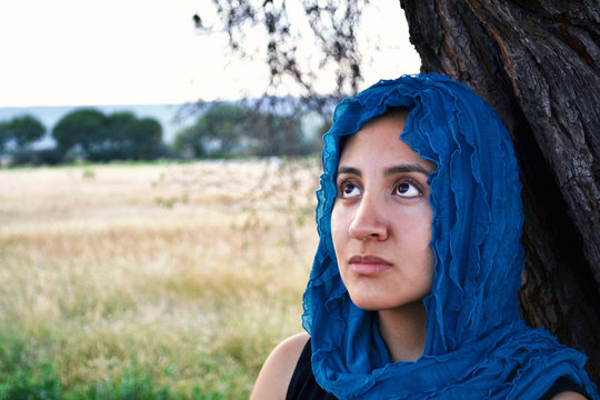 Mujer con rasgos arabes usando una tela para tapar su cabello.