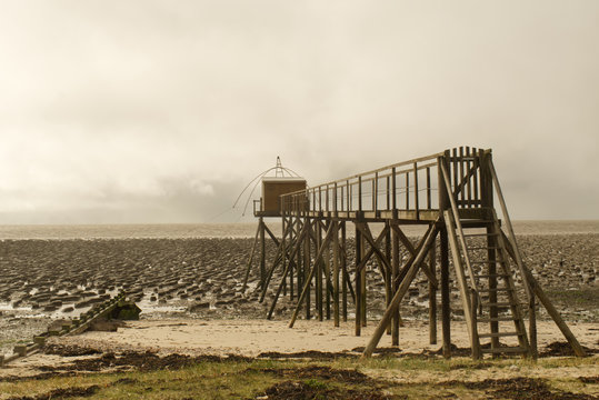 Les Moustiers en Retz en Loire atlantique p&ecirc;che au carrelet au bout d'un ponton sur la c&ocirc;te et le rivage