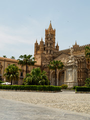 Fototapeta na wymiar the central plaza of Palermo with the mighty cathedral