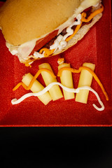 Hot dog com muito queijo