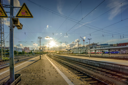 N&uuml;rnberg Hbf, Hauptbahnhof, leerer Bahnsteig