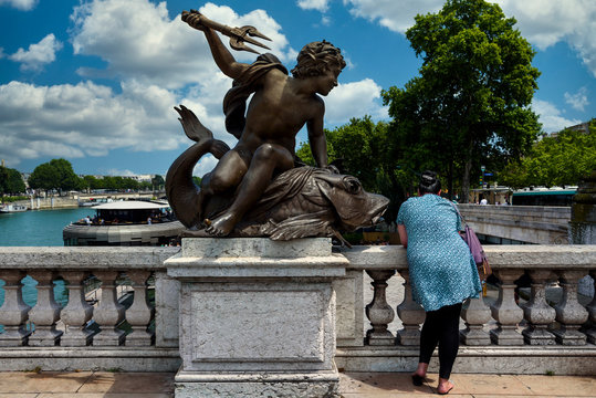 Statua che sembra voler infilzare una donna con un tridente