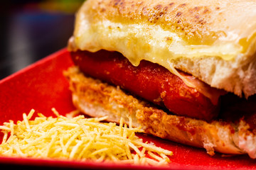 hot dog com queijo gratinado