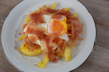 chips with egg and ham