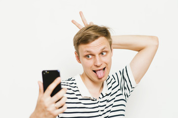 Naklejka premium Man makes selfie