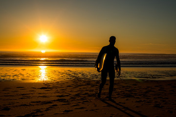 Obraz premium silhouette of man on the beach at sunset