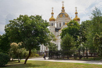 Fototapeta na wymiar Golden domes of the Orthodox church. Donetsk, Ukraine