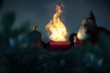Weihnachtsmann wärmt sich an einer Kerze