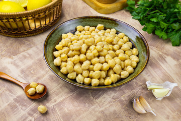 Cooked chickpeas in a bowl.