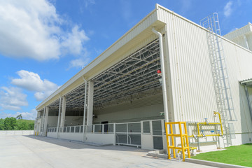 Fototapeta na wymiar Newly industrial warehouse building with blue sky