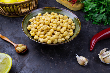 Cooked chickpeas in a bowl.