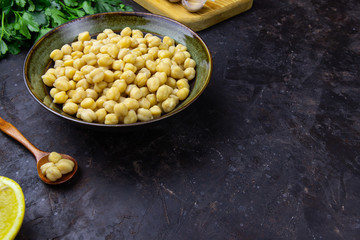 Cooked chickpeas in a bowl.