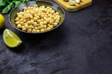 Cooked chickpeas in a bowl.