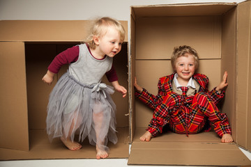 Kinder spielen