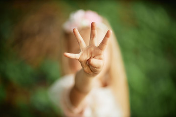 girl shows 4 fingers