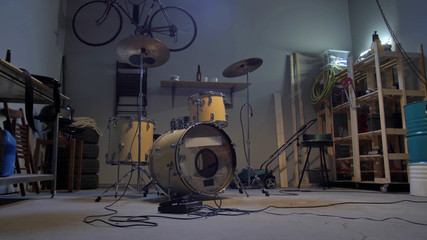Rehearsal point in a garage with a drum