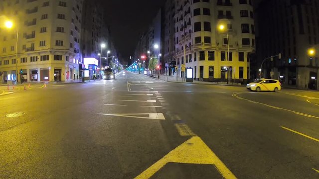 Gran via de Madrid de noche casi sin trafico debido al coronavirus