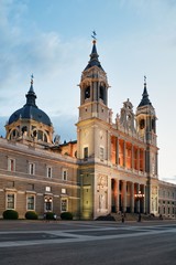 Fototapeta premium Madryt Katedra Najświętszej Marii Panny Królewskiej La Almudena