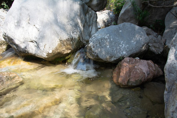 Fototapeta na wymiar Ein kleiner Wasserfall