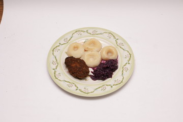 Koltet z kluskami i czerwoną kapustą