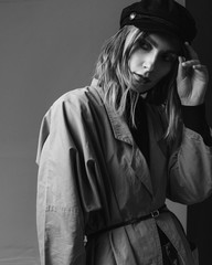 Naklejka premium Girl in a cap and jacket