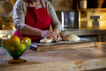 Casalinga prepara il pane, la pizza fatta in casa su tagliere in legno