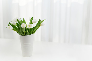Weiße Tulpen in Vase als Tisch Dekoration