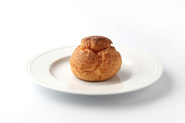 お皿にのせた シュークリーム フランスのお菓子 白背景