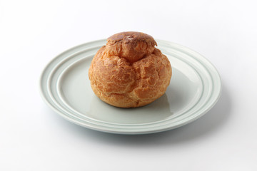 お皿にのせた シュークリーム フランスのお菓子 白背景