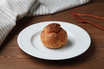 お皿にのせた シュークリーム フランスのお菓子 テーブル