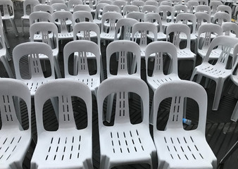 Einsamer Ort. Leere Stühle in einer Reihe