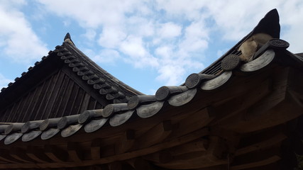 Fototapeta na wymiar Korean Temple Roof and the Blue Sky in the background.