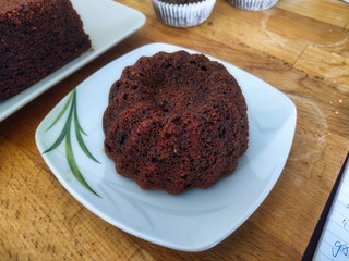 Kleine Schokokuchen ohne Mehl und Zucker beim Zubereiten und backen