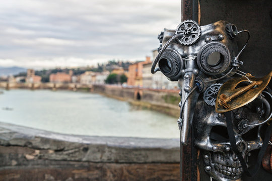 Maschera  dei medici della peste con panorama da ponte vecchio Firenze