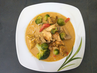 Gesundes Thai Curry Gemüsepfanne Hühnchenpfanne Eintopf mit Ingwer