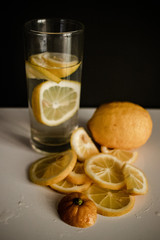 Many beautiful lemons, sliced ​​in circles.