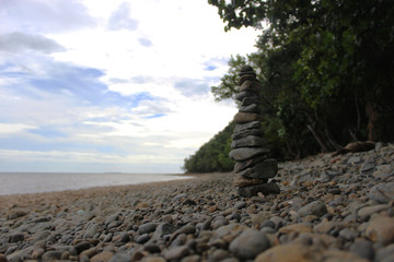Fototapeta na wymiar stones stacked on the beach