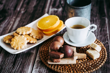 Obraz na płótnie Canvas Chocolats biscuits et tasse de café pour le quatre heures