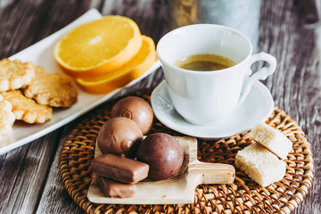 Chocolats biscuits et tasse de café pour le quatre heures