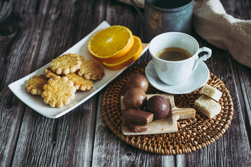 Chocolats biscuits et tasse de café pour le quatre heures