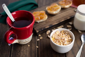 desayuno sano con cruasan y tostadas con mermelada caseras 