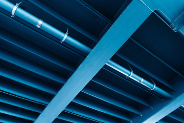 Abstrakte Stahlkonstruktion, Blaue Brücke von unten, Blauer Stahl, Industrielandschaft, Hintergrund Blau