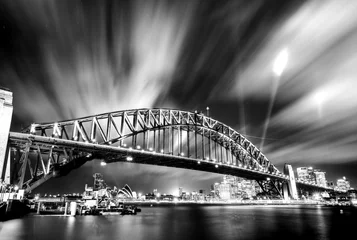 Fotobehang Sydney Harbour Bridge Zwart-witfoto van Sydney Harbour Bridge bij nacht