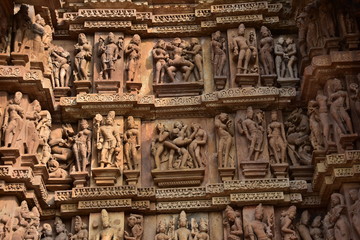 インドのカジュラーホー　世界遺産のカジュラーホー寺院　ヒンドゥー教の物語を表した繊細な彫刻　エロチックな天女像や男女交合像 - obrazy, fototapety, plakaty