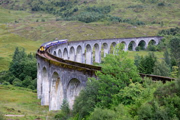 Obraz premium Glenfinnan - Skye Island (Scotland), UK - August 15, 2018: Glenfinnan Viaduct, Scotland, United Kingdom